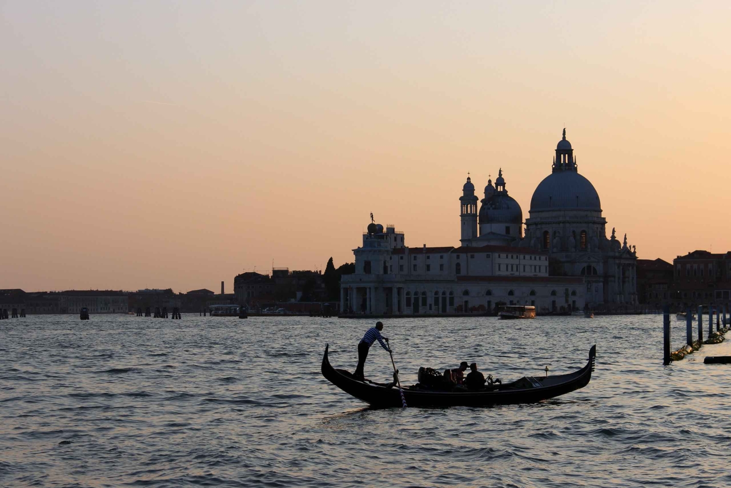 Venedig: Gondel Tour bei Sonnenuntergang oder am Abend