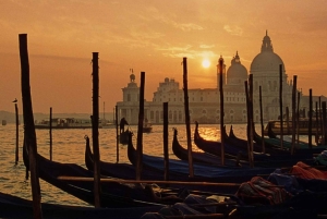 Venedig: Gondel Tour bei Sonnenuntergang oder am Abend