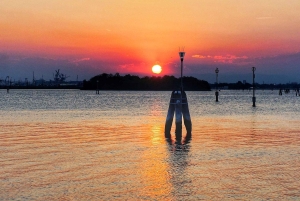 Venedig: Gondel Tour bei Sonnenuntergang oder am Abend