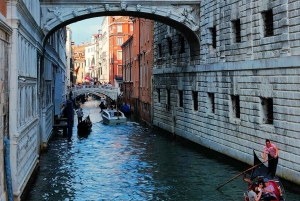 Venetië: VIP-gondeltocht met champagne - 1 uur privétour