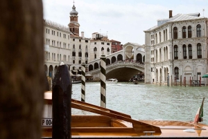 Venetsia: Kävelykierros ja gondoliajelu: Vip Semi-Private Walking Tour with Gondola Ride