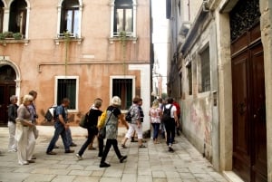 Venecia: Tour a pie y paseo compartido en góndola