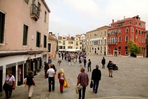 Venecia: Tour a pie y paseo compartido en góndola