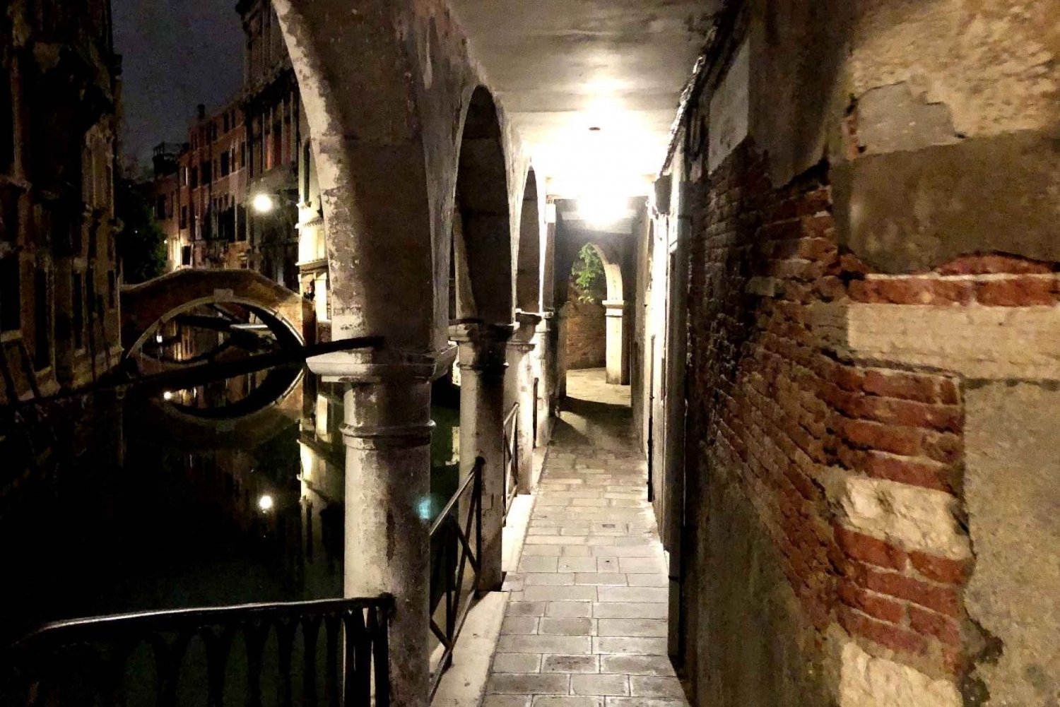 Venice Walking Tour by Night: Aperitif and Legends