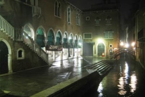 Venice Walking Tour by Night: Aperitif and Legends
