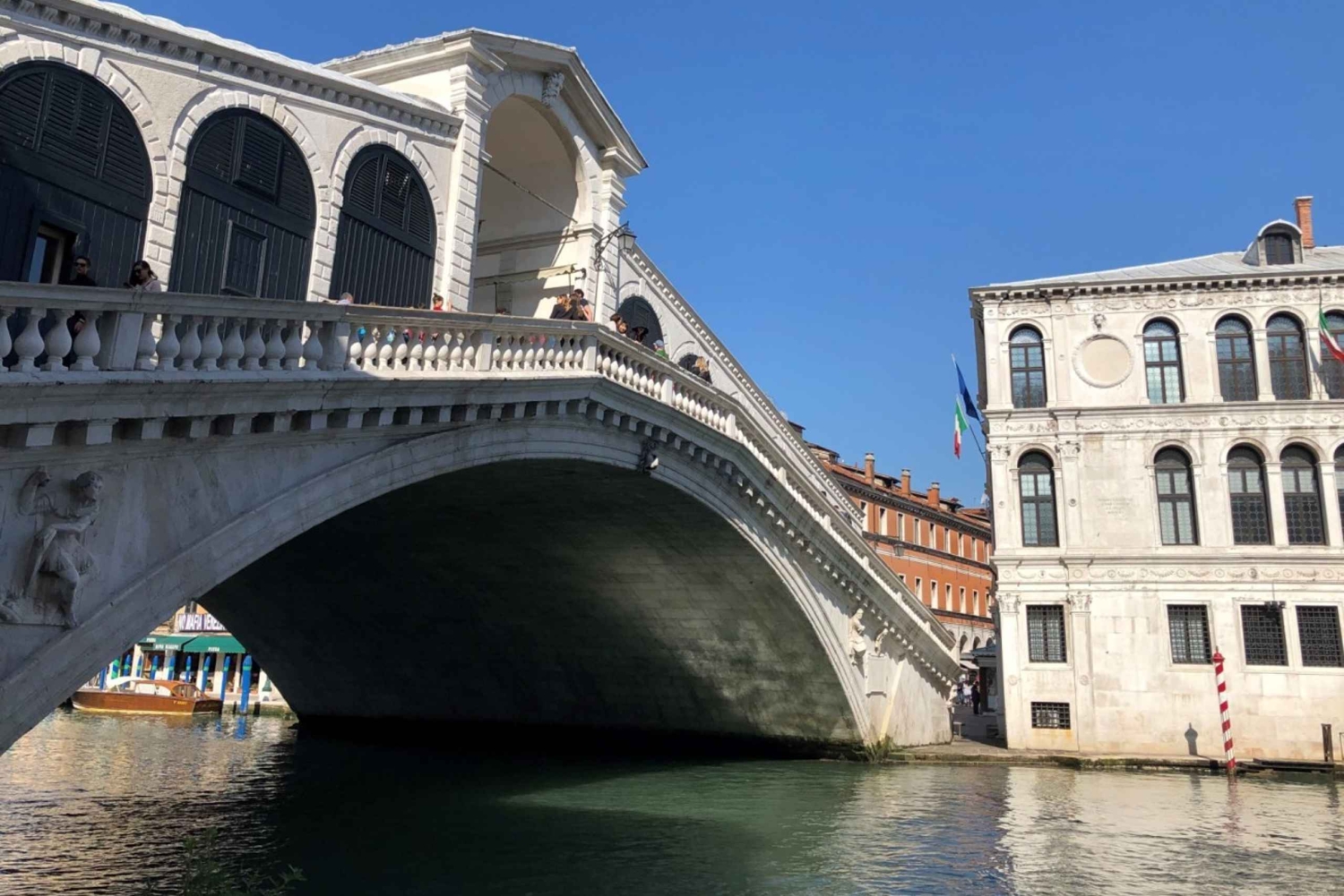 Venetsian kävelykierros Pyhän Markuksen sillalta Rialton sillalle