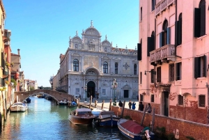 Venetsian kävelykierros Pyhän Markuksen sillalta Rialton sillalle