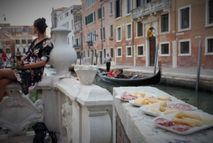 Venice: Walking Tour of Rialto Market with Street Food
