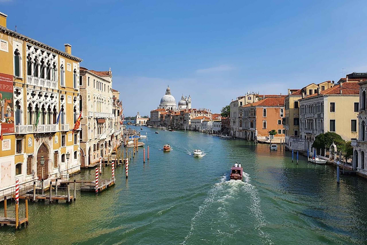 Walking Tour and Gondola Ride in Enchanting Venice