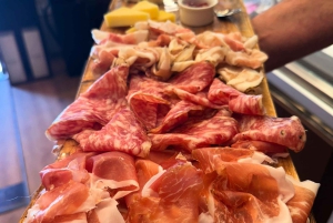 Cata de vinos con maridaje de productos locales en Venecia