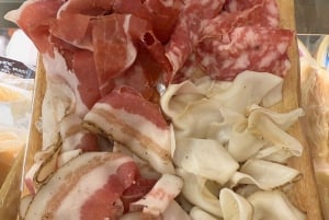 Cata de vinos con maridaje de productos locales en Venecia