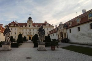 Wienistä ja Bratislavasta: Moravia: Lednicen linna ja puisto