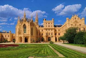 Wienistä ja Bratislavasta: Moravia: Lednicen linna ja puisto