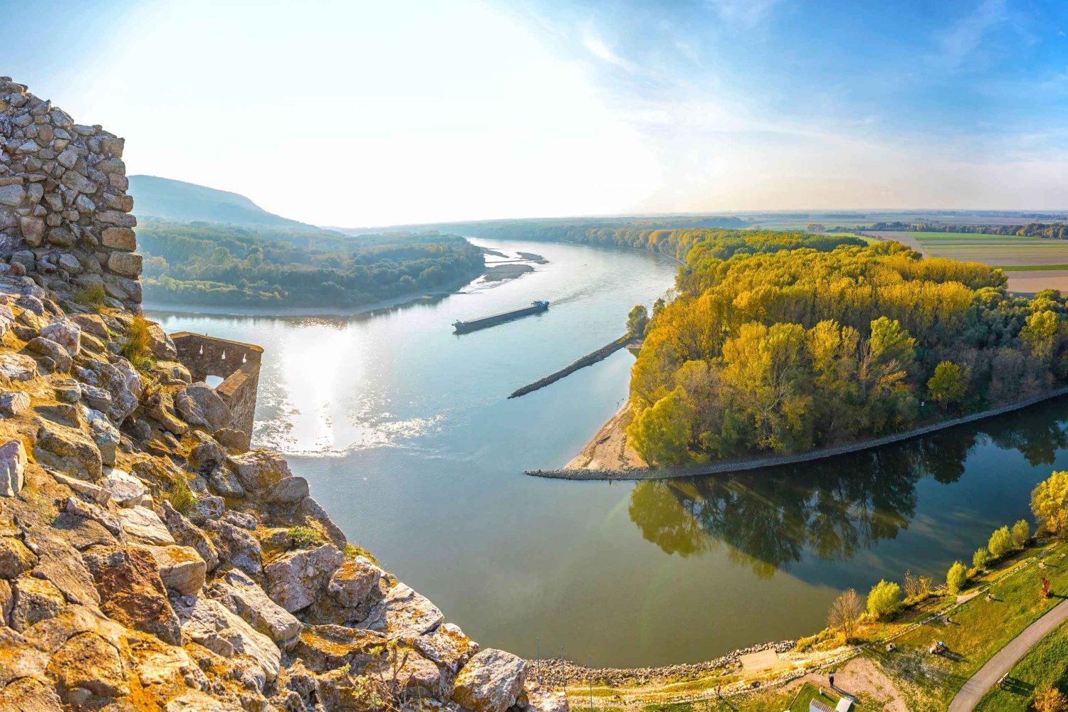 From Vienna: Bratislava & Devin Castle Day Tour with Photo