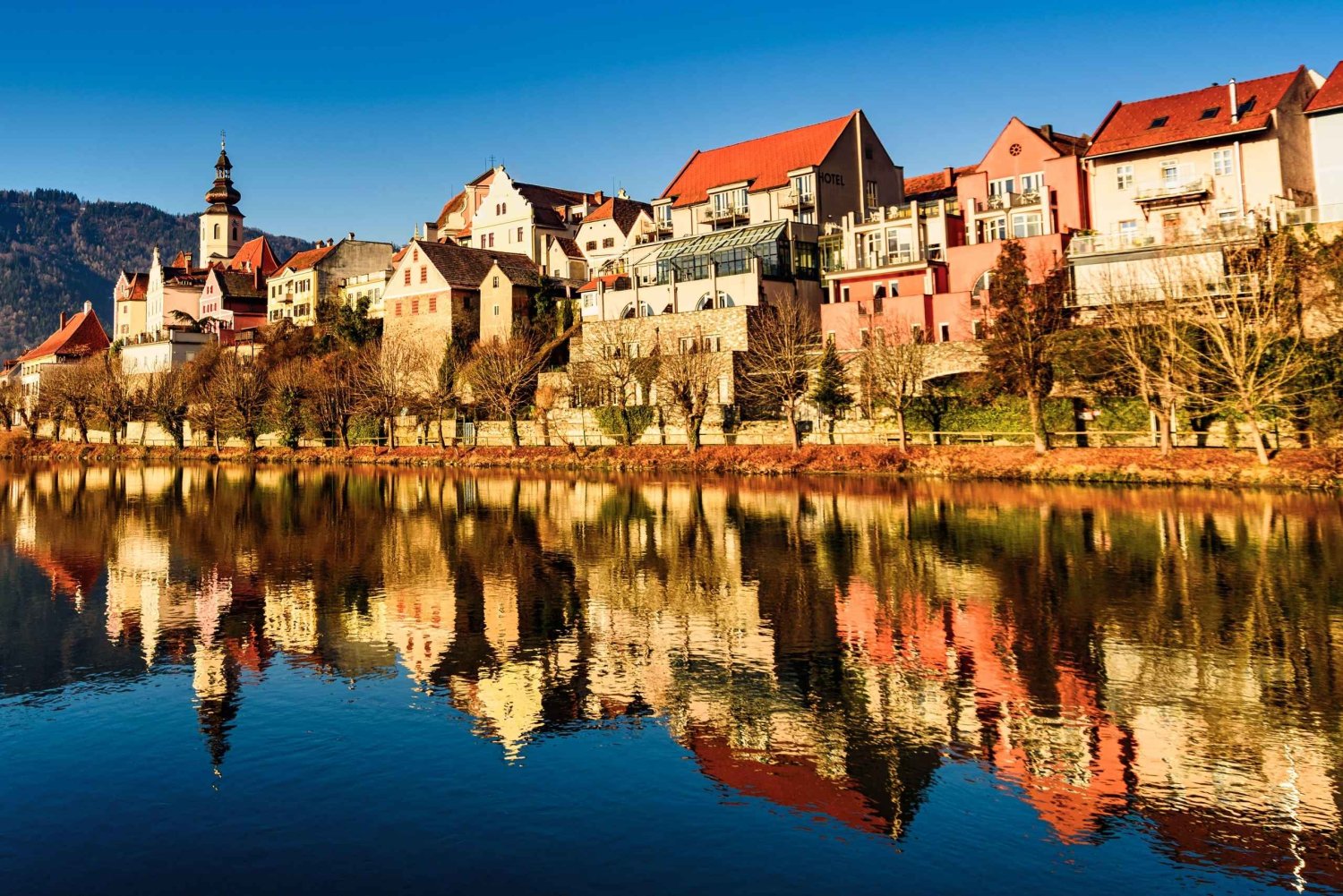 From Vienna: Wachau Valley Day Trip with Wine Tasting