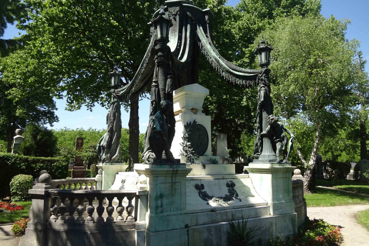 Vienna: Guided Tour of Zentralfriedhof and Bestattungsmuseum