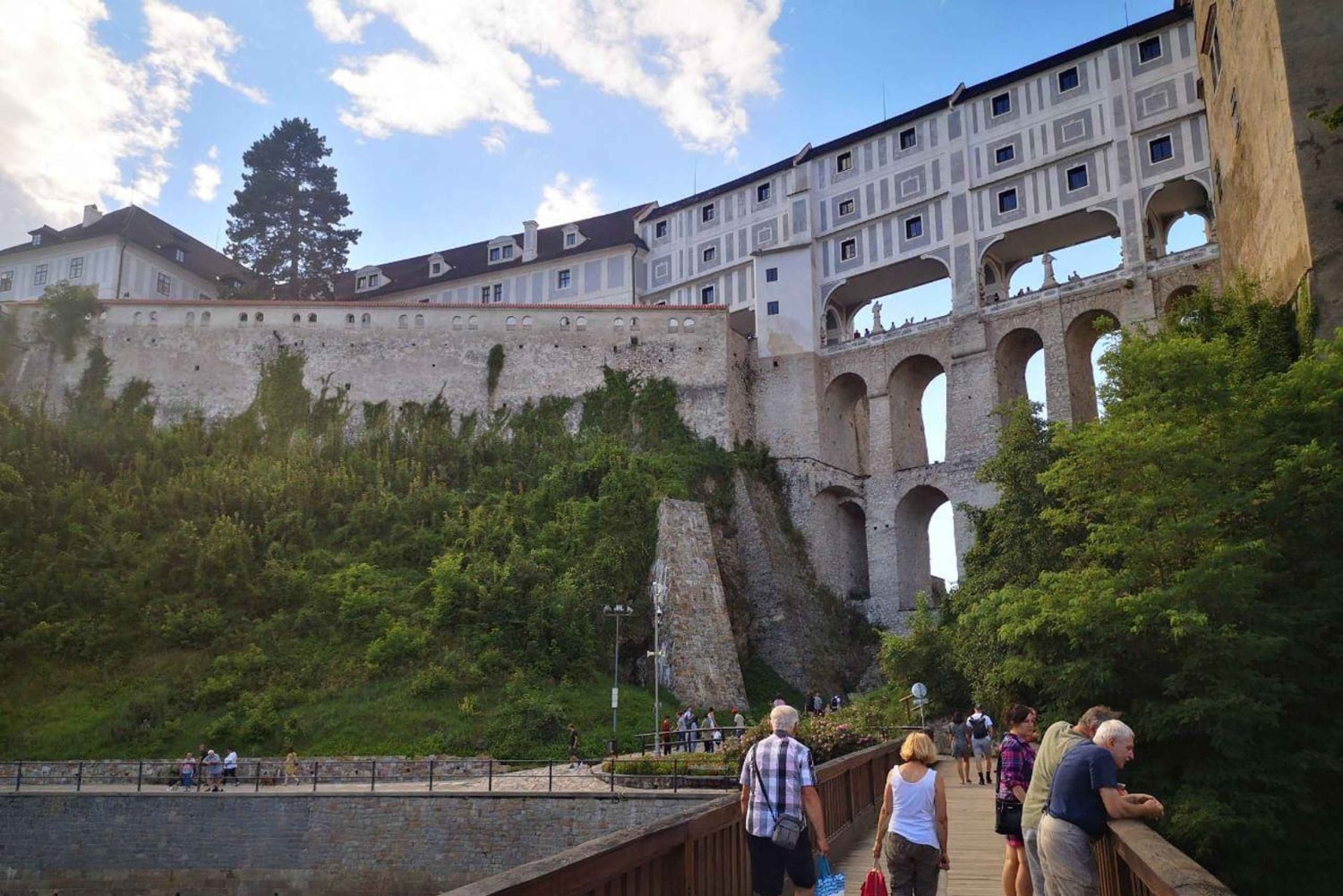 Hallstatt: Transfer to Prague via Cesky Krumlov with Tour