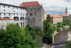 Hallstatt: Transfer nach Prag über Cesky Krumlov mit Tour