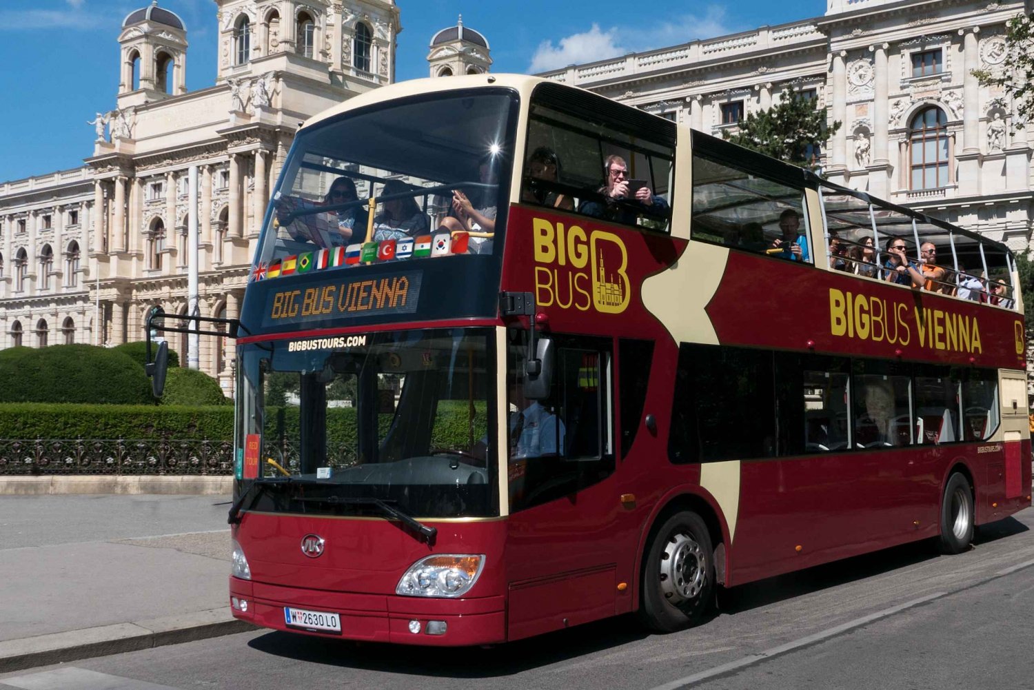 Vienna: Hop-On Hop-Off Sightseeing Bus Tour & Cruise Option