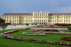 Schönbrunn Grand Tour : Private Skip-the-Line Walking Tour