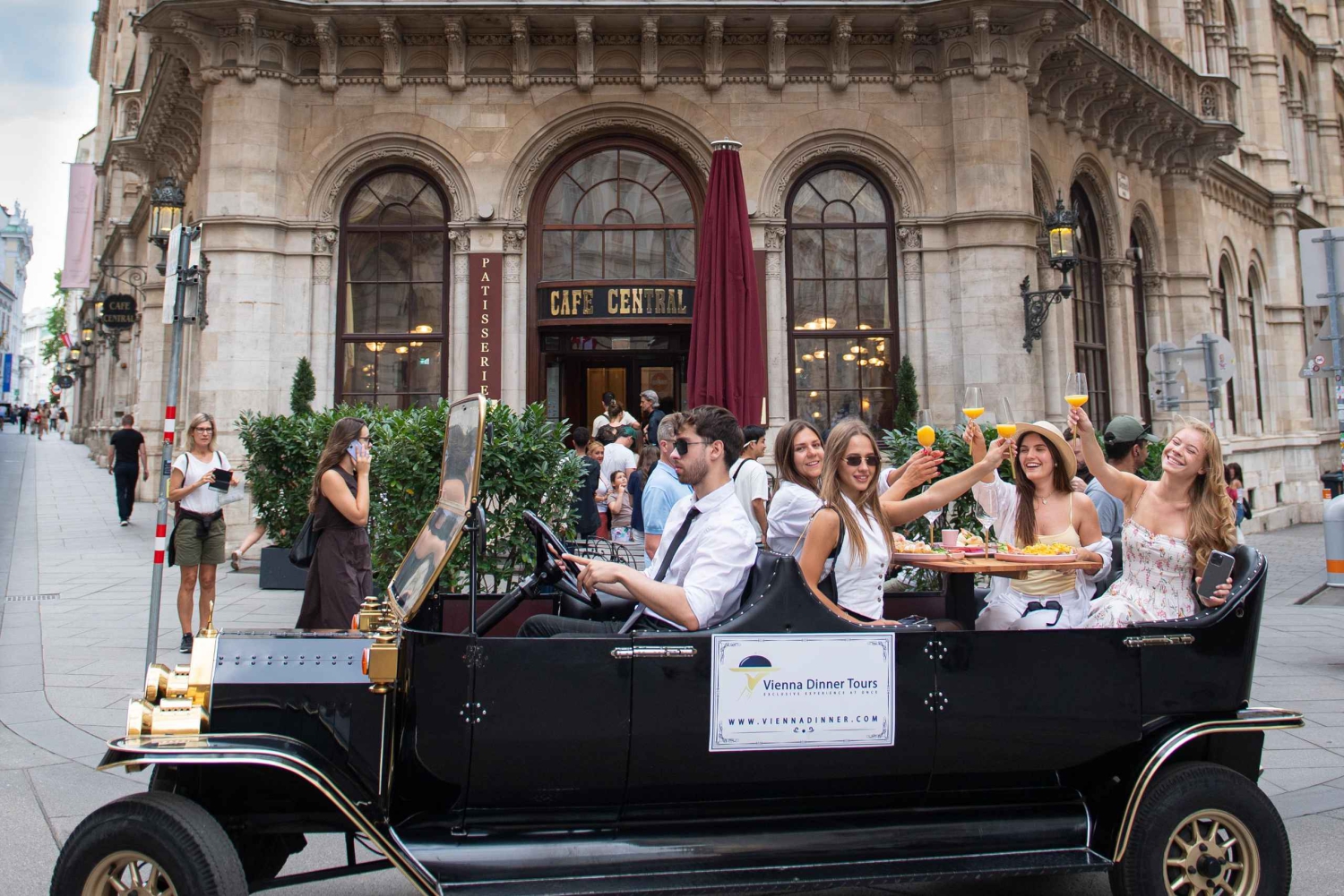 Венский завтрак и культурная экскурсия по городу на старинном автомобиле