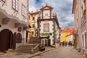 Vienna: Český Krumlov & Prague Day Trip with Photographer