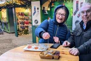 Vienna: Christmas Market Food and Drinks Tour