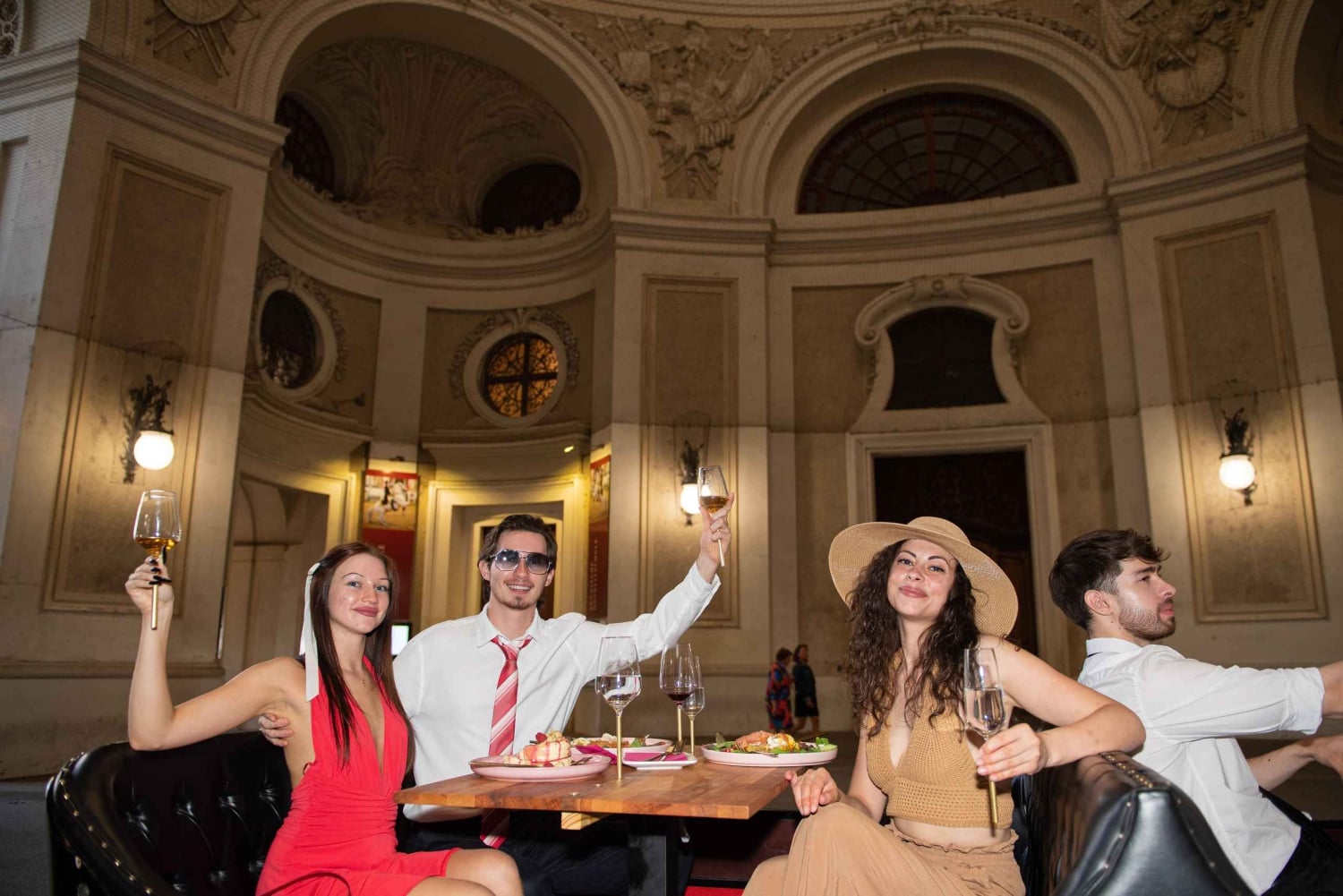 Tour della città di Vienna e pranzo gourmet in un'auto d'epoca classica