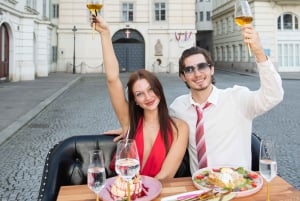 Tour della città di Vienna e pranzo gourmet in un'auto d'epoca classica