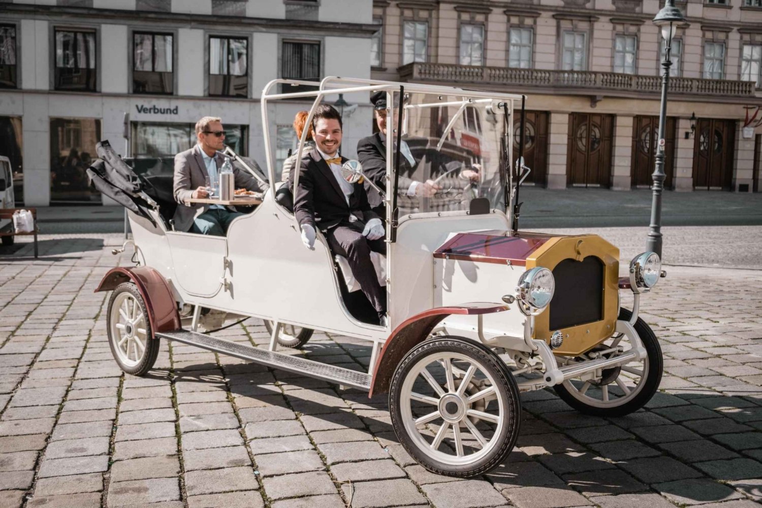 Viena: Visita turística culinaria en un coche eléctrico de época