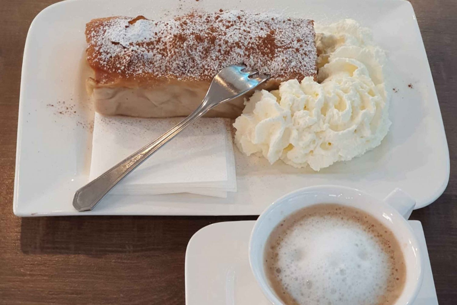 Vienna: Danube Canal Cruise with Apple Strudel