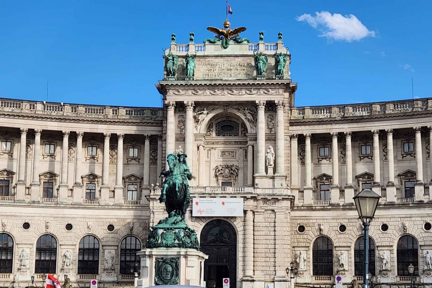 Vienna: Tour guidato a piedi della storia oscura con una guida