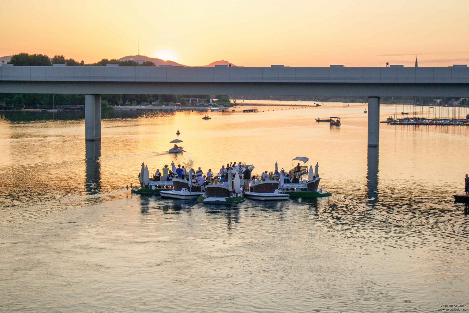 Vienne : location d'un E-Boat avec dîner au coucher du soleil sur le Danube