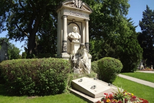 Vienna: Guided Tour of Zentralfriedhof and Bestattungsmuseum
