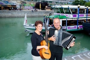 Wenen: Heurigen Cruise met Weense liederen en buffet