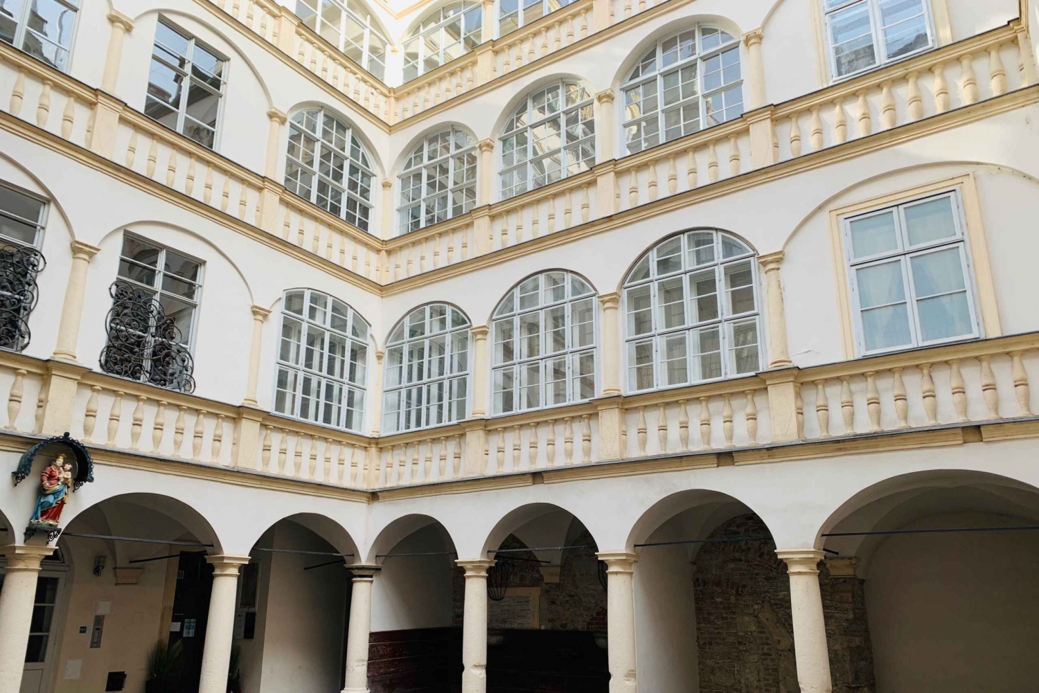Vienna: Hidden Gems, Secret Courtyards, Legends and Symbols