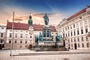 Tour a piedi del centro storico di Vienna, Hofburg, Scuola di equitazione spagnola