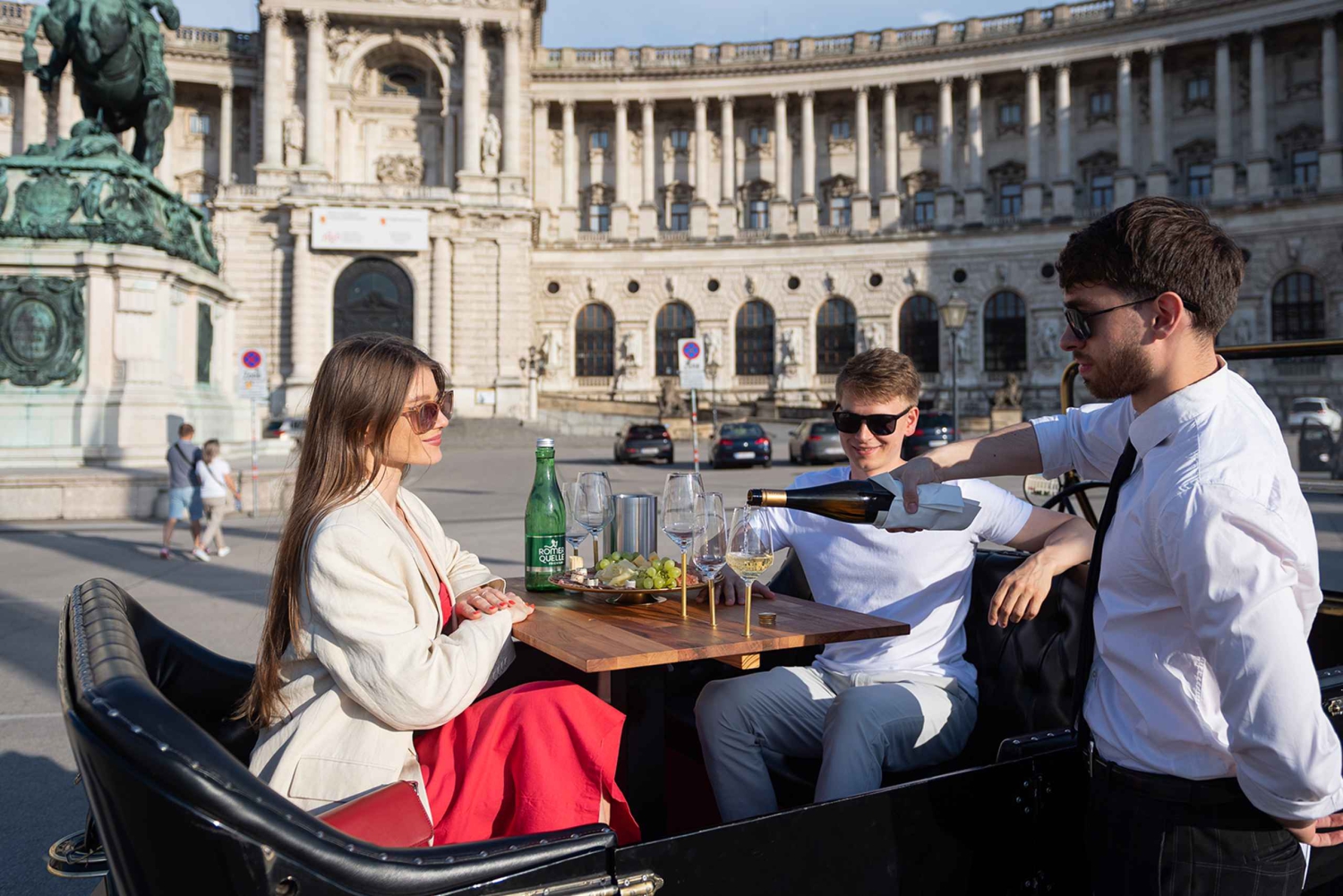 ウィーン：ヴィンテージカーでのプライベートシティツアーとディナー
