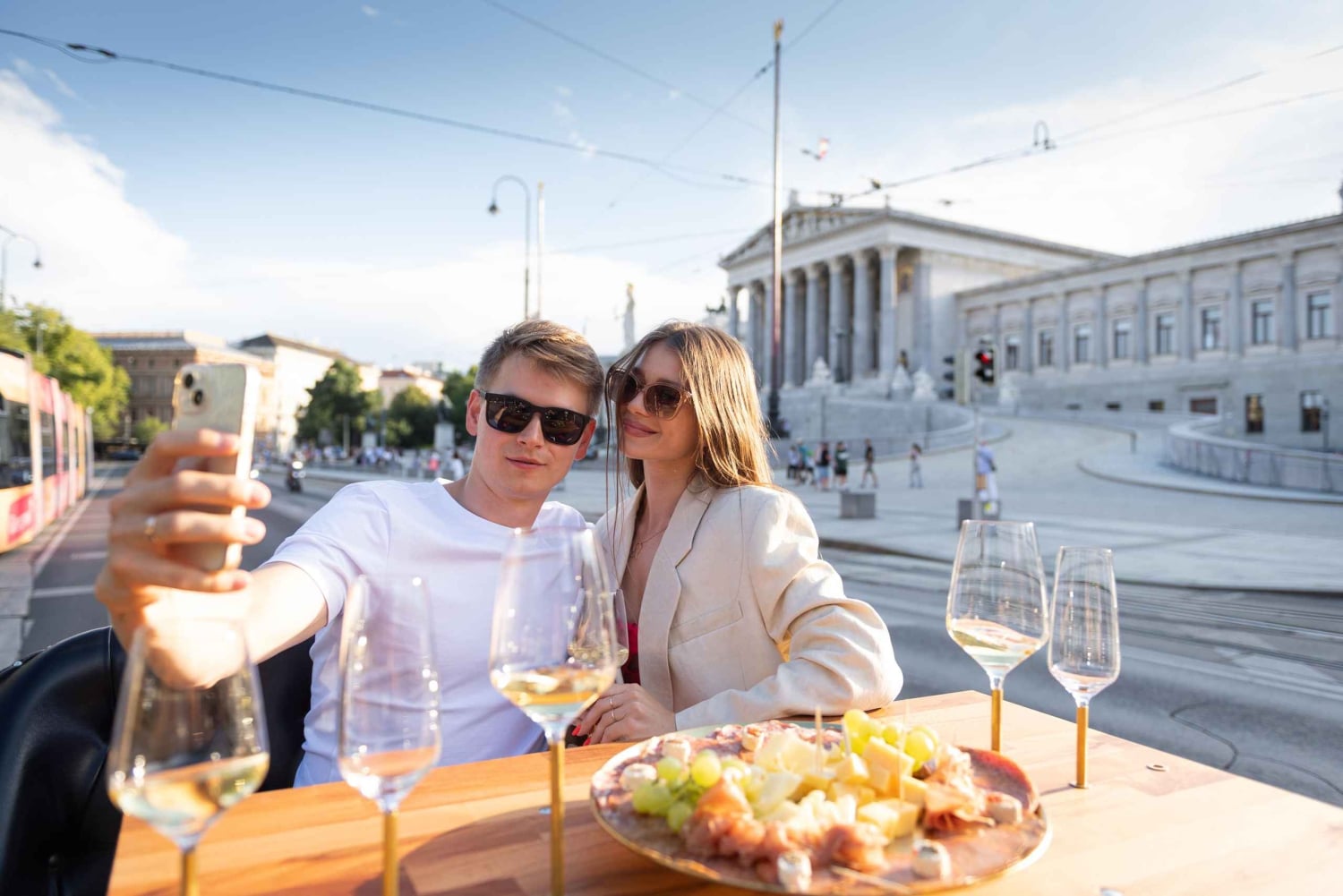 ウィーン：ヴィンテージカーでのプライベートシティツアーとディナー