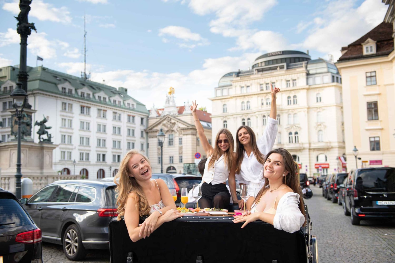 ウィーン：ヴィンテージカーでのプライベートシティツアーとディナー