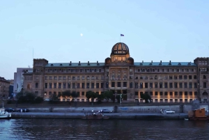 Vienna: Private tour to Prague