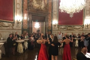 Vienna: Private Waltz Workshop for groups (4-14 guests)