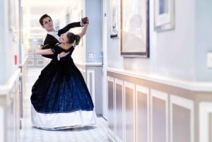 Vienna: Private Waltz Workshop for groups (4-14 guests)