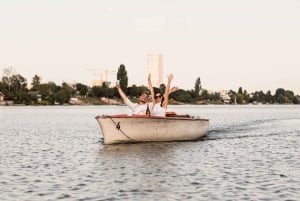 Vienna: Retro Boat Tour on the Danube River with Picnic