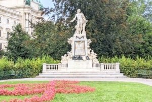 Vienna: Scavenger Hunt and City Centre Walking Tour
