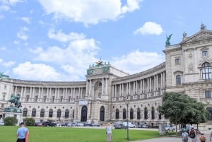 Vienna: Scavenger Hunt and City Centre Walking Tour