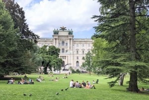 Vienna: Scavenger Hunt and City Centre Walking Tour