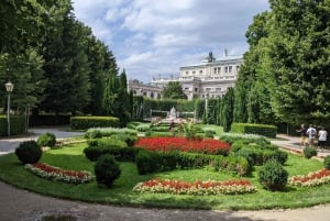 Vienna: Scavenger Hunt and City Centre Walking Tour