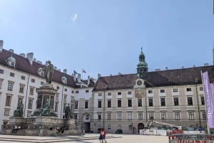 Vienna: Scavenger Hunt and City Centre Walking Tour