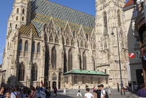 Vienna: Scavenger Hunt and City Centre Walking Tour